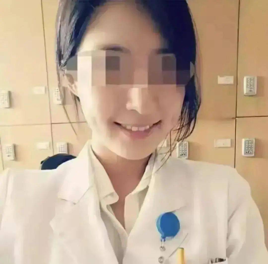 女医生疑因网暴坠亡 人民日报发声据报道，一位女医生因遭受网络暴力而离世，这一事件引起了社会各界的广泛关注和强烈反响。人民日报对此事件发声，表达了对网络暴力现象的强烈批评和对逝者的深切哀悼。