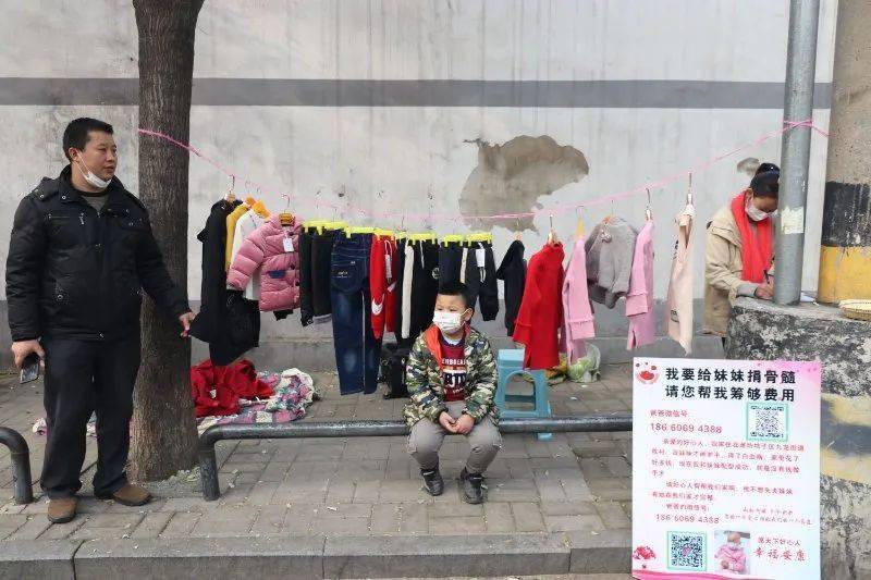 大爷摆摊自称送20万现金 当地回应大爷摆摊自称送20万现金，当地回应揭示真相背后的故事