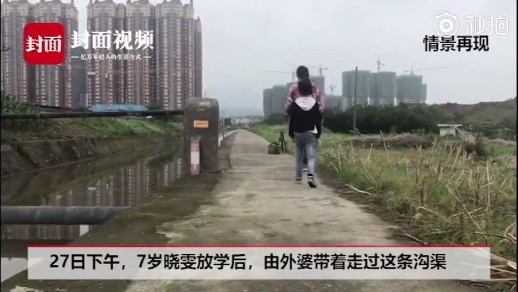 小男孩被水冲走 外国女子跳水救人视频外国女子英勇跳水救小男孩，千钧一发的救援瞬间
