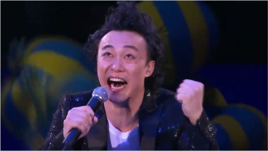 陈奕迅演唱会唱哭陈奕迅演唱会，歌声深情，触动心灵，唱出泪目
