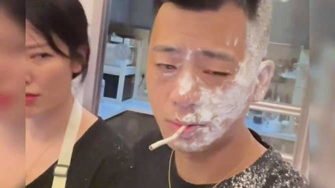男子口鼻同时吹3唢呐吹到流鼻血男子口鼻同时吹响三唢呐，吹到流鼻血——一种独特的民间艺术表现